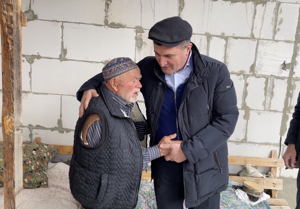 Глава района поздравил ветерана труда Камала Омарова с Днем защитника Отечества